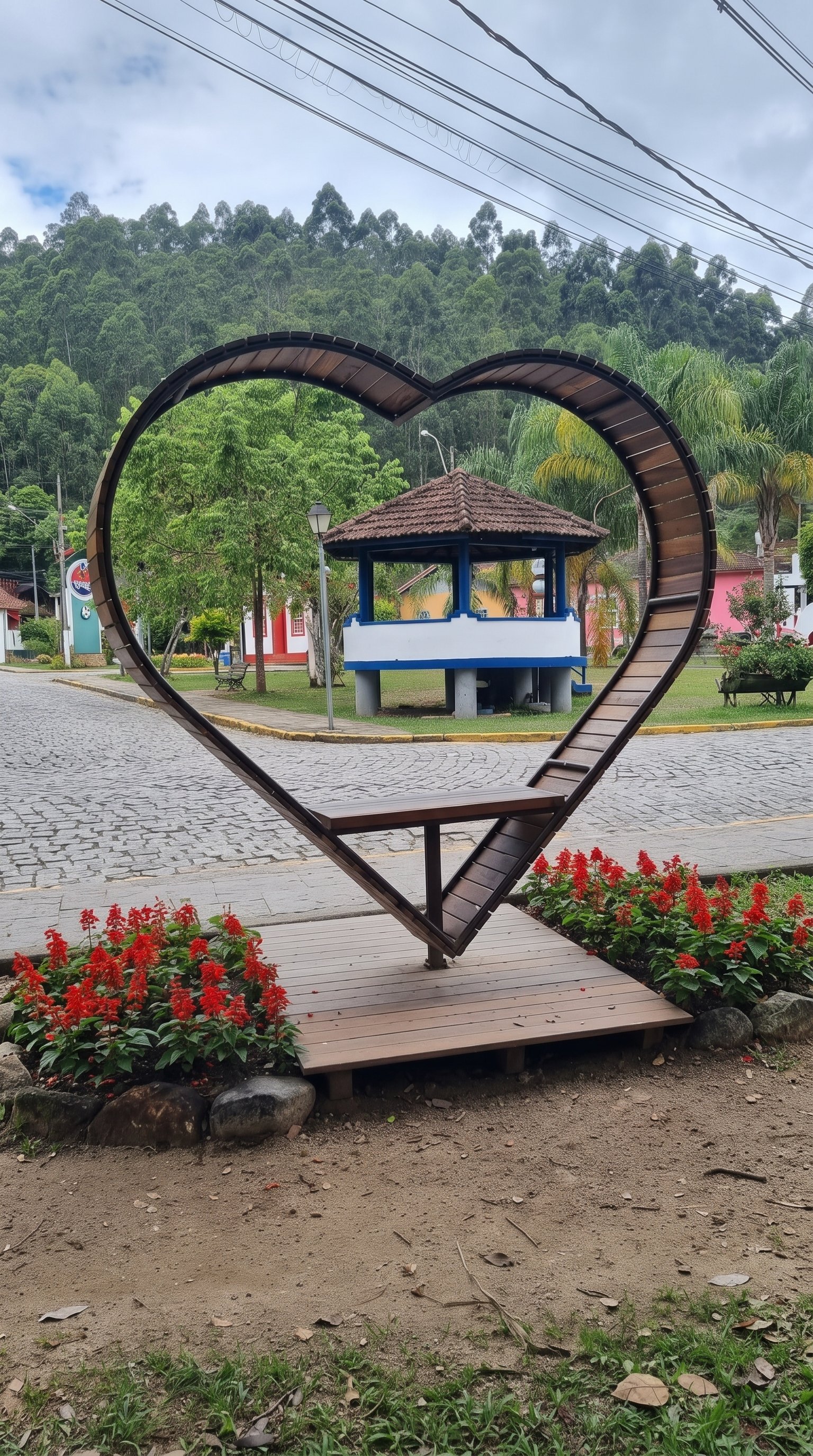 Banco de coração de madeira emoldurando o coreto de São Pedro da Serra