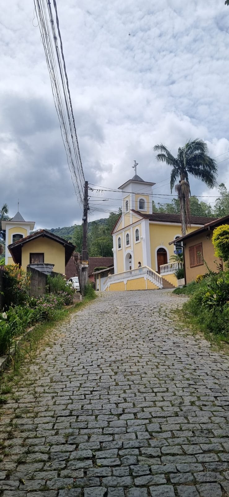 Subida de paralelepípedos para a Capela de São Pedro da Serra