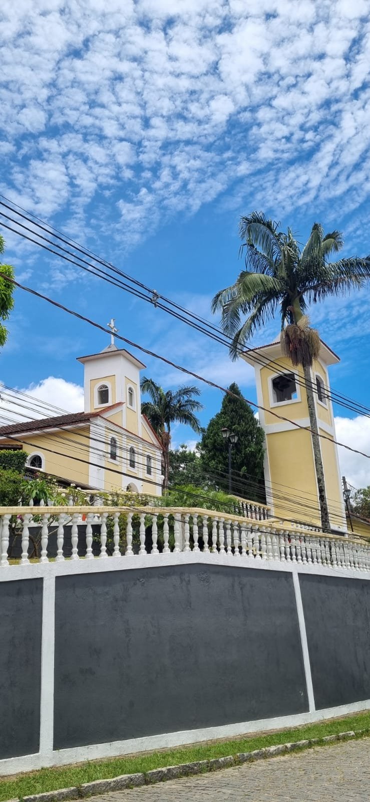 Fachada da Capela de São Pedro da Serra com torre do sino